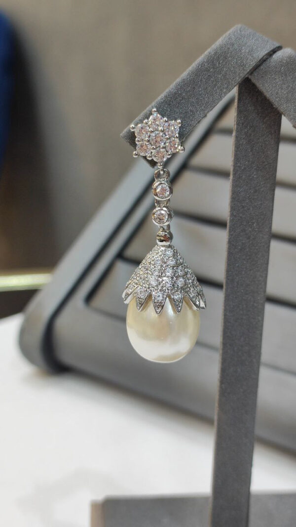 Длинные вечерние серьги с белым Shell Pearl
