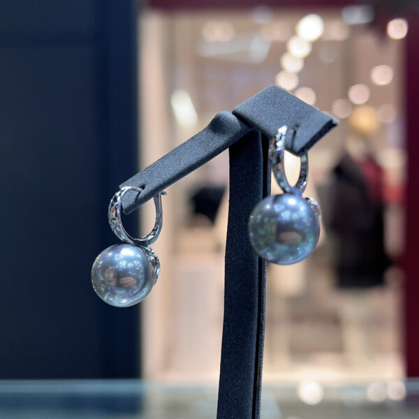 Классические серьги Graceful Elegance с серебисто-серым жемчугом Shell Pearl и английской застежкой