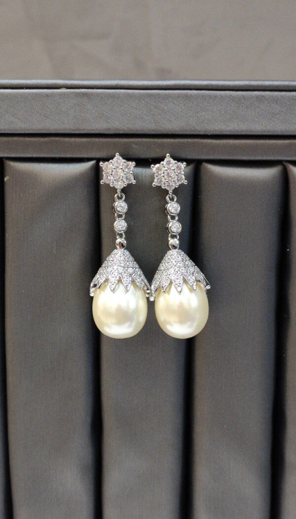Длинные вечерние серьги с белым Shell Pearl