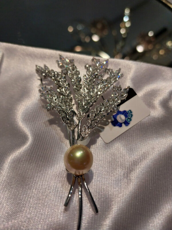 Брошь Diamond Spike с золотым Shell Pearl