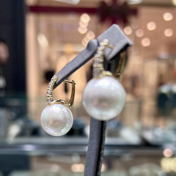 Классические серьги Diamond Elegance с белым жемчугом Shell Pearl и алмазной дорожкой золото Vermeil
