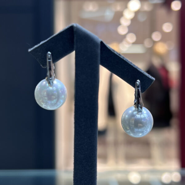 Классические серьги Diamond Elegance с белым жемчугом Shell Pearl и алмазной дорожкой