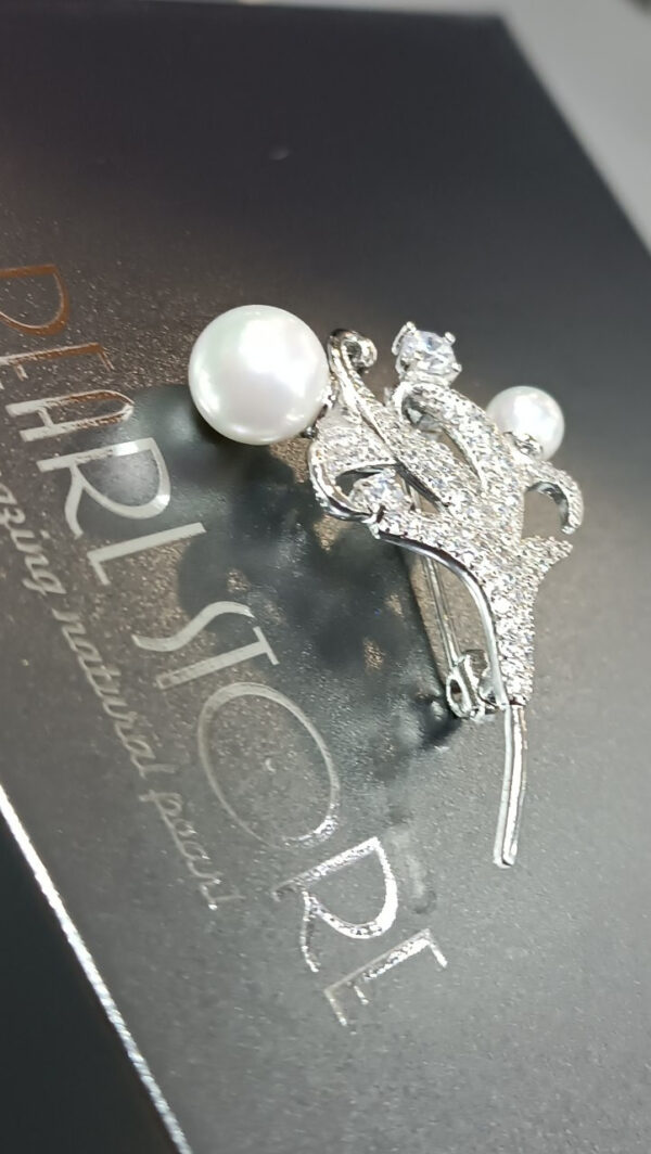 Брошь Snow branch с белым Shell Pearl
