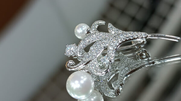 Брошь Snow branch с белым Shell Pearl