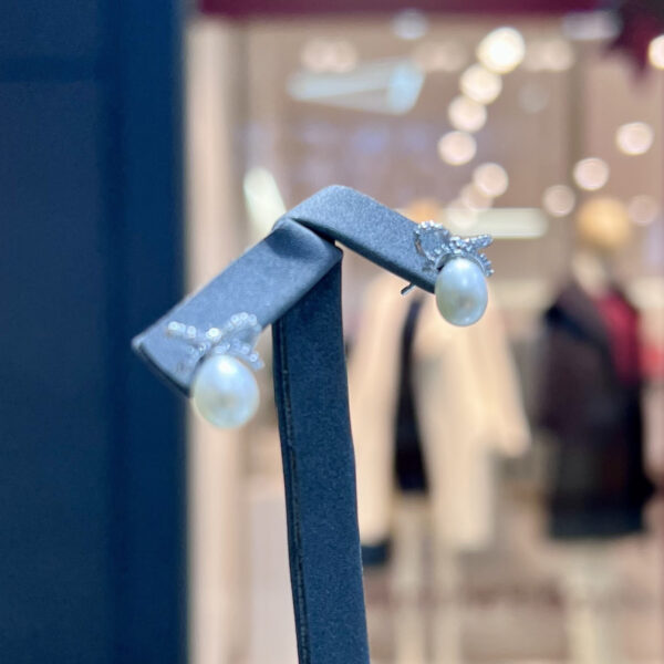 Нежные серьги-пуссеты Diamond Bow с натуральным белым жемчугом