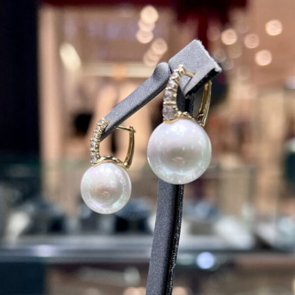 Классические серьги Diamond Elegance с белым жемчугом Shell Pearl и алмазной дорожкой золото Vermeil