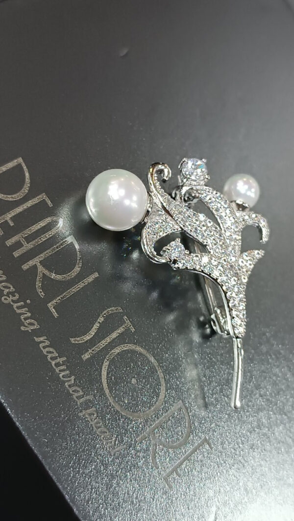 Брошь Snow branch с белым Shell Pearl