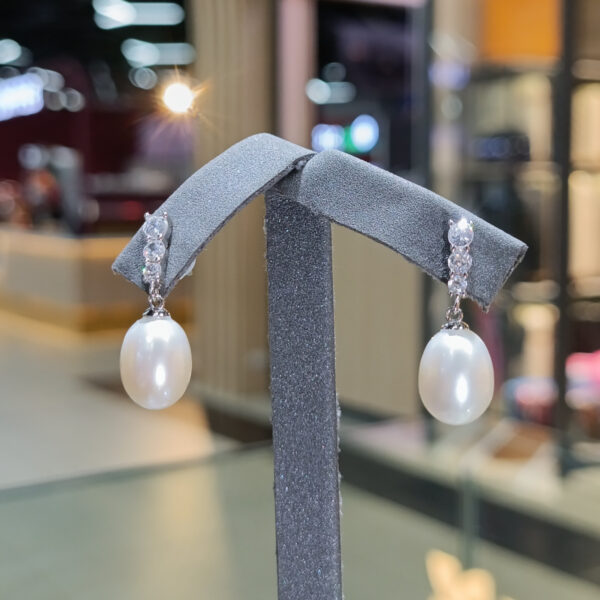 Cерьги-пуссеты Diamond Way с алмазной дорожкой и белым натуральным рисовидным жемчугом