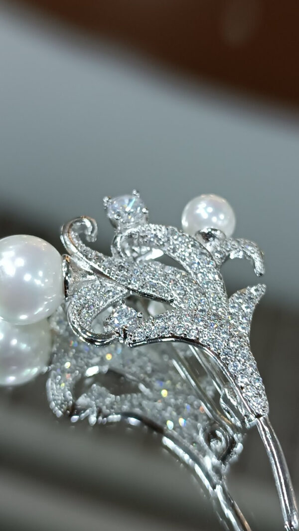Брошь Snow branch с белым Shell Pearl