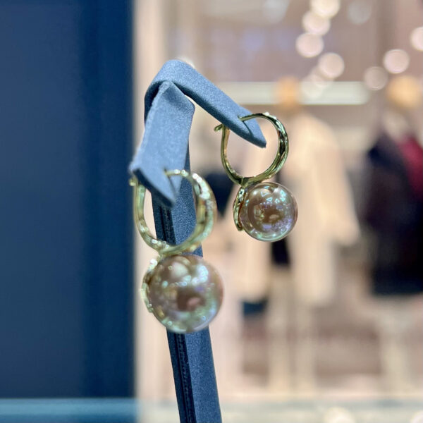 Классические серьги Graceful Elegance с жемчугом Champagne Gold Shell Pearl и английской застежкой золото Vermeil