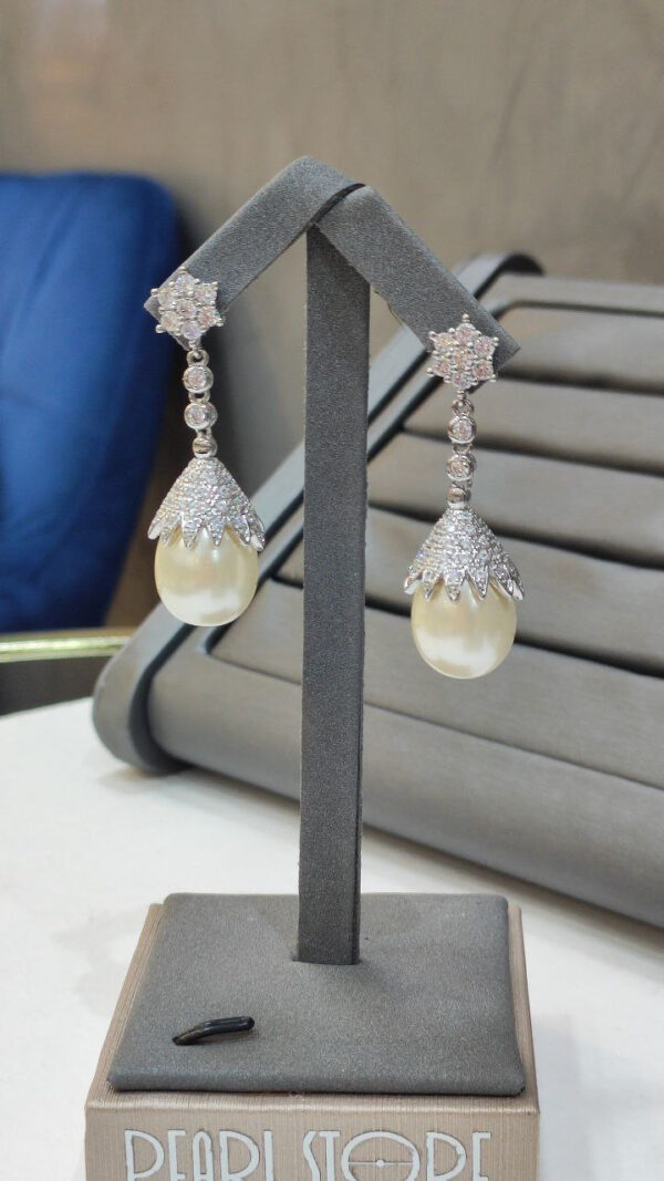 Длинные вечерние серьги с белым Shell Pearl
