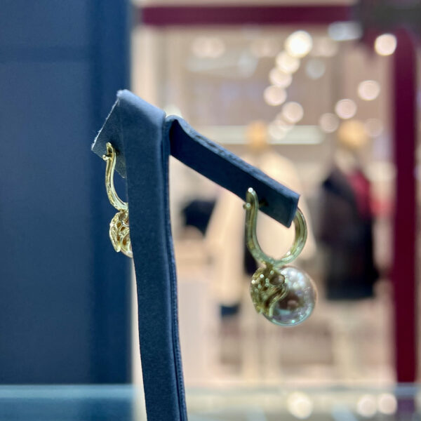 Классические серьги Graceful Elegance с жемчугом Champagne Gold Shell Pearl и английской застежкой золото Vermeil