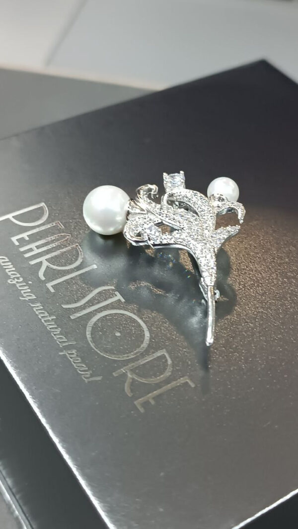 Брошь Snow branch с белым Shell Pearl