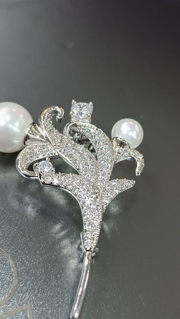 Брошь Snow branch с белым Shell Pearl