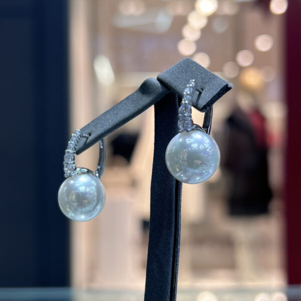 Классические серьги Diamond Elegance с белым жемчугом Shell Pearl и алмазной дорожкой