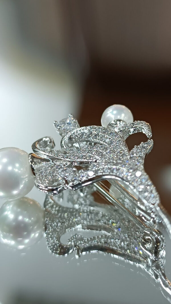 Брошь Snow branch с белым Shell Pearl