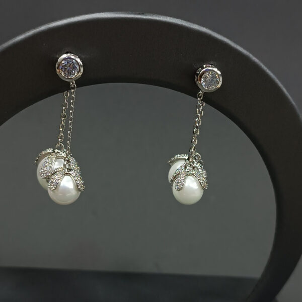 Длинные серьги Snowdrop с белым Shell Pearl