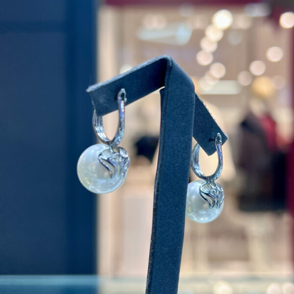 Классические серьги Graceful Elegance с белым жемчугом Shell Pearl и английской застежкой