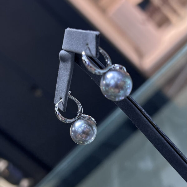 Классические серьги Graceful Elegance с серебисто-серым жемчугом Shell Pearl и английской застежкой