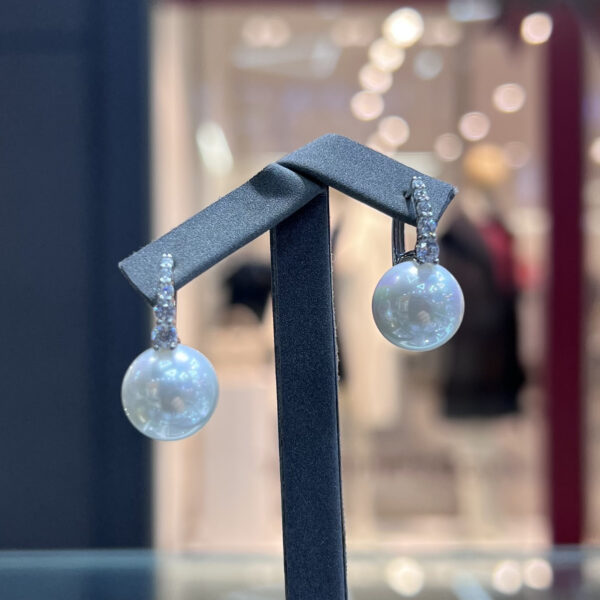 Классические серьги Diamond Elegance с белым жемчугом Shell Pearl и алмазной дорожкой