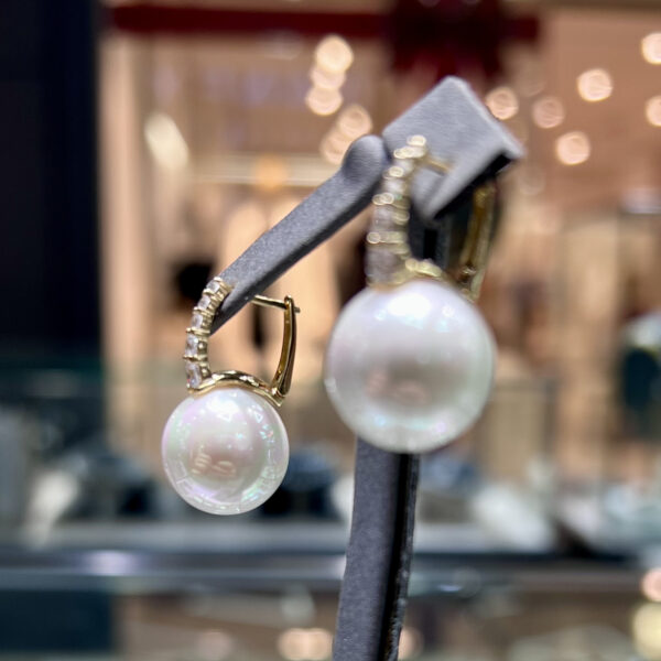 Классические серьги Diamond Elegance с белым жемчугом Shell Pearl и алмазной дорожкой золото Vermeil