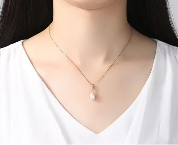 Изящная подвеска Line с белым жемчугом