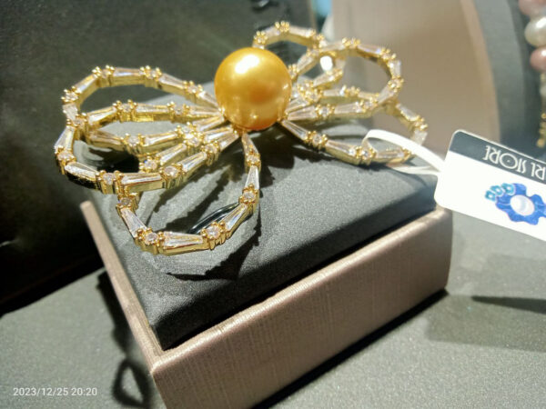 Брошь Beautiful moment с золотым Shell Pearl